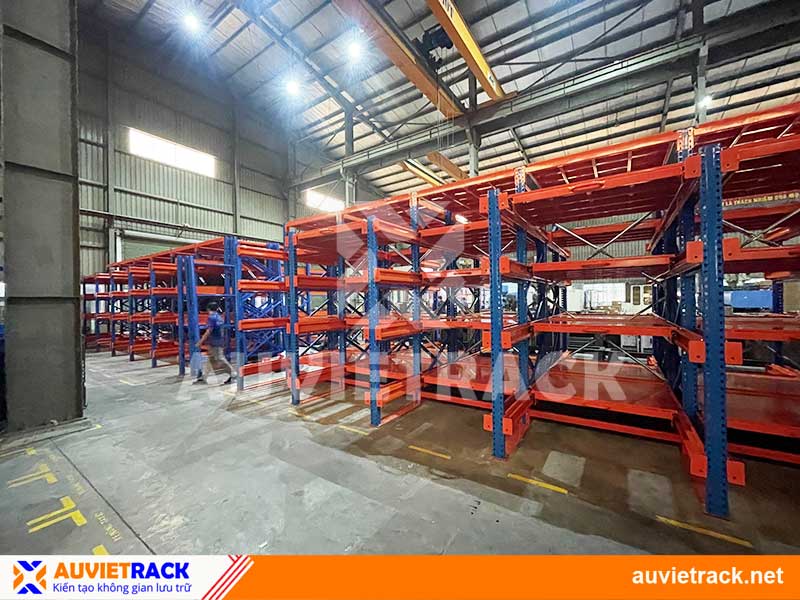 Lắp đặt kệ chứa hàng ở vị trí thích hợp