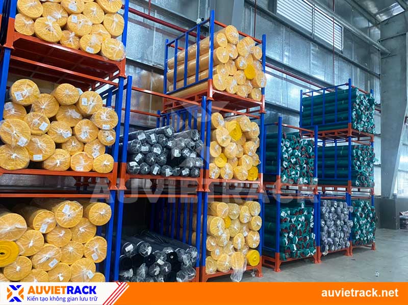 Dự án pallet sắt xếp chồng chứa vải cuộn
