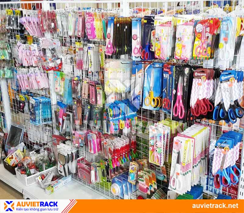 Kệ trưng bày cửa hàng tạp hóa có móc treo