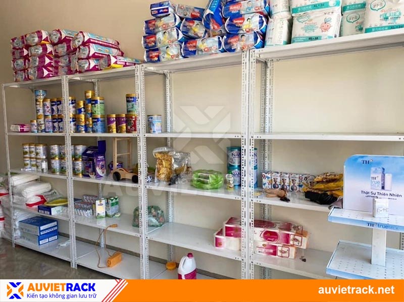 Kệ sắt V lỗ trưng bày cửa hàng tạp hóa