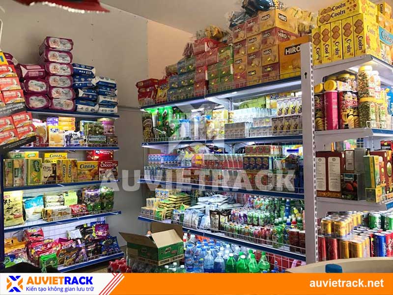 Sử dụng kệ đa tầng để trưng bày tại cửa hàng tạp hóa nhỏ