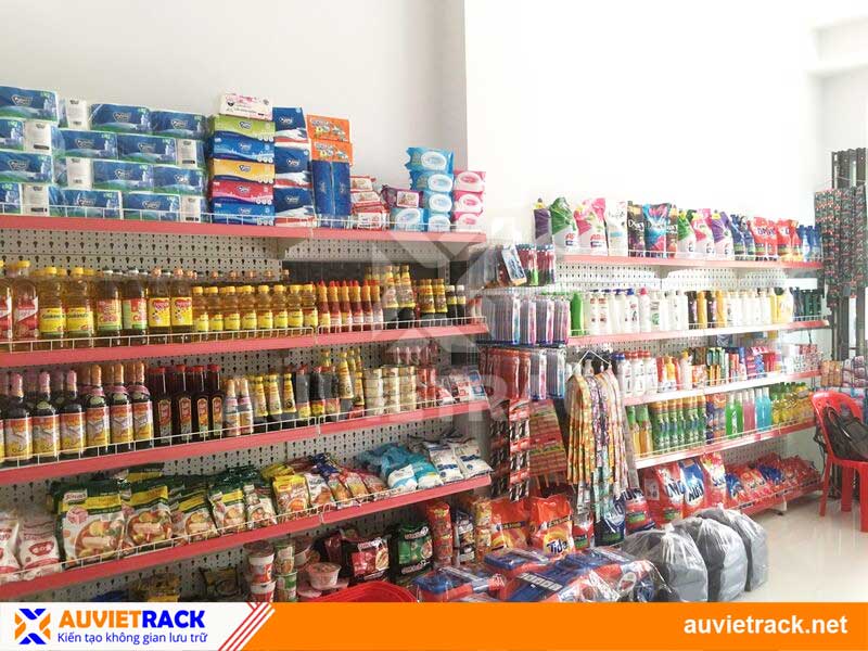 Trưng bày sản phẩm tại cừa hàng tạp hóa