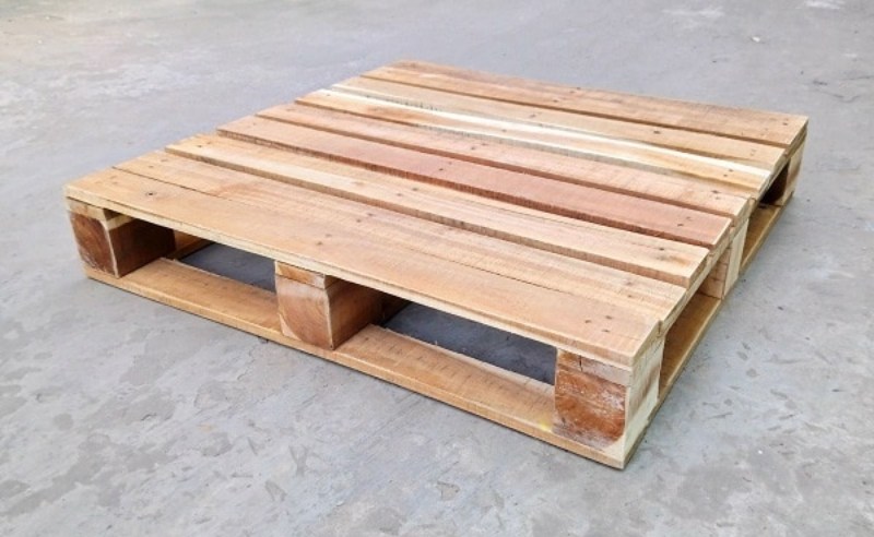 pallet gỗ chứa hàng