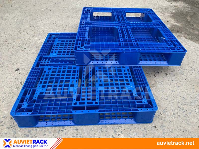 Pallet nhựa chứa hàng hóa