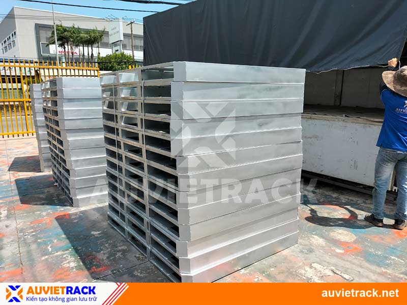Pallet sắt khung đế